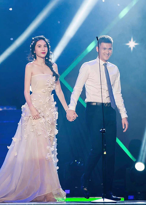 Vượt qua tất cả, Thủy Tiên và Công Vinh làm đám hỏi giản dị năm 2011 và sau đó con gái họ chào đời. Cuối năm 2014, cặp đôi mới tổ chức đám cưới.