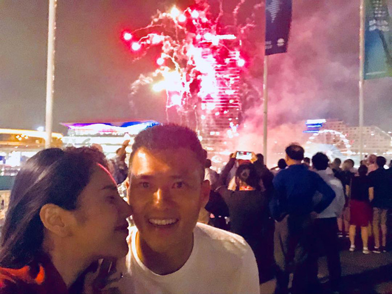 Công Vinh nổi tiếng là người chiều vợ. Anh không ngại tặng vợ những món quà đắt tiền, sẵn sàng đóng MV ca nhạc hay phim của Thủy Tiên, giúp nữ ca sĩ làm việc nhà.