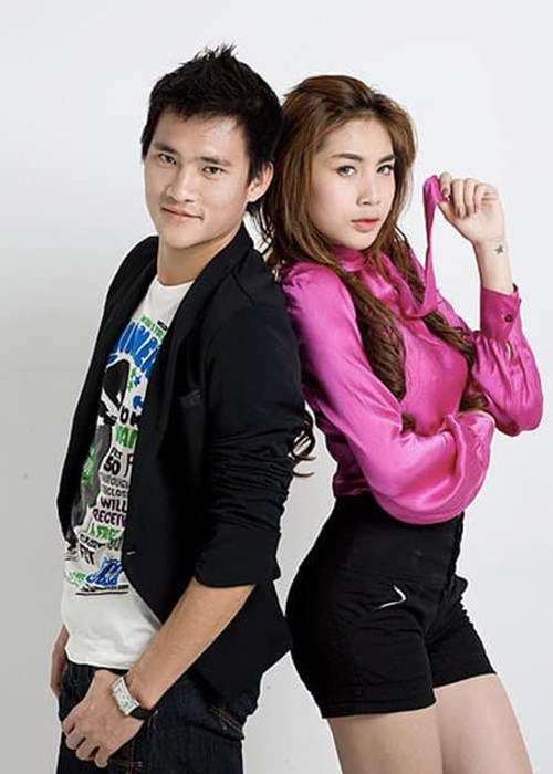 Thủy Tiên và Công Vinh gặp nhau năm 2008 trong một buổi chụp hình rồi nảy sinh tình cảm.