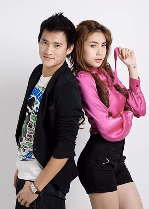 Thủy Tiên và Công Vinh gặp nhau năm 2008 trong một buổi chụp hình rồi nảy sinh tình cảm.