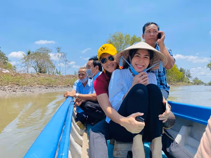 Trong những chuyến từ thiện trước đây, Thủy Tiên thường xuyên được chồng hộ tống.