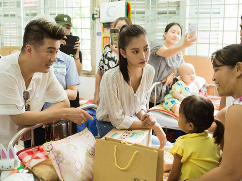 Bức xúc trước những lời chỉ trích, Đàm Vĩnh Hưng viết status dằn mặt antifan. Nam ca sĩ cho rằng anh không phải đối tượng bị ngồi nghe chất vấn. Ngoài ra, nam ca sĩ dùng một số từ ngữ khá khó nghe để mắng antifan như “kém hiểu biết”, "tay nhanh hơn não", "thích phán xét". Ảnh: VTV