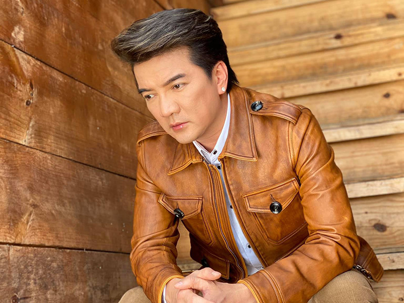 Trước Phi Nhung, không ít sao Việt bị chỉ trích vô lý chuyện từ thiện. Đàm Vĩnh Hưng là một trong số đó. Mặc dù đăng nhiều status kêu gọi ủng hộ người dân, nam ca sĩ vẫn bị ném đá vì đăng tải hình ảnh khai trương việc kinh doanh.