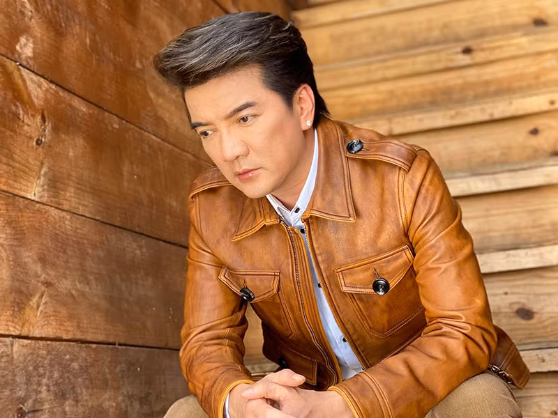 Trước Phi Nhung, không ít sao Việt bị chỉ trích vô lý chuyện từ thiện. Đàm Vĩnh Hưng là một trong số đó. Mặc dù đăng nhiều status kêu gọi ủng hộ người dân, nam ca sĩ vẫn bị ném đá vì đăng tải hình ảnh khai trương việc kinh doanh.