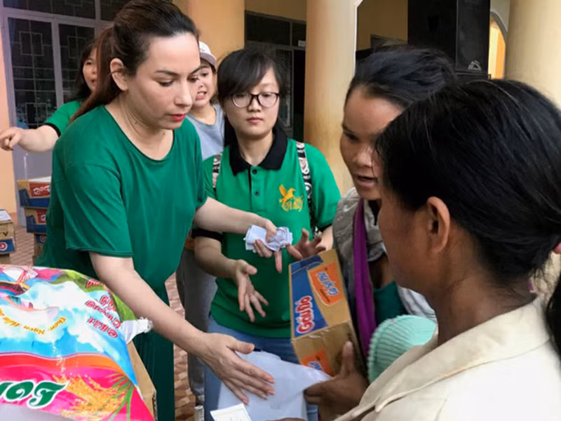 Trước lời chỉ trích vô lý của antifan, Phi Nhung lên tiếng. “Khóc được gì. Khóc là khi nào mình không được giúp gì cho bà con. Nghệ sĩ chúng tôi cười là vì đích thân chúng tôi đến tận nơi tận nhà giúp được người dân và thấy những nụ cười của người dân trao lại cho chúng tôi”, cô nói.