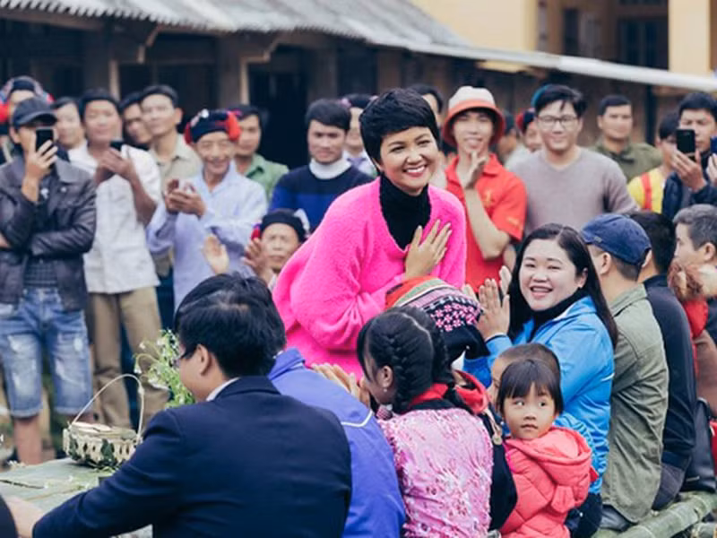 H’hen Niê cũng trở thành đối tượng của cư dân mạng quá khích. Một số người bình luận chê nàng hoa hậu keo kiệt khi ủng hộ đồng bào miền Trung 50 triệu đồng. Không chỉ khán giả, đồng nghiệp cũng lên tiếng bênh vực H’hen Niê.