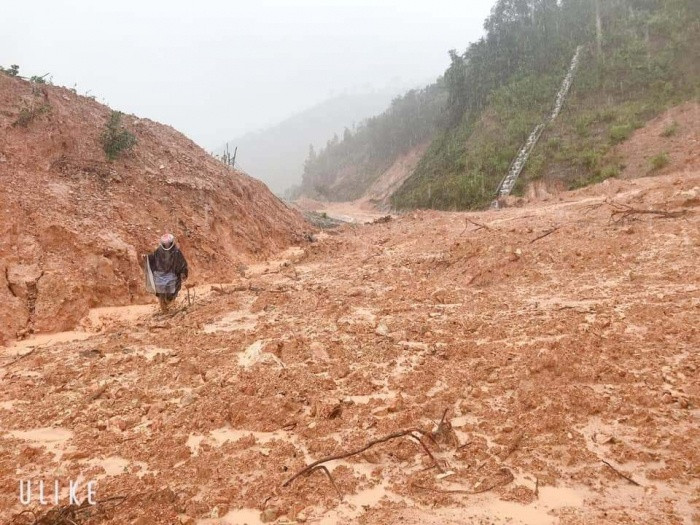 Di tim 7 nguoi dan mat tich, chu tich va cong an xa gap nan vi lo dat