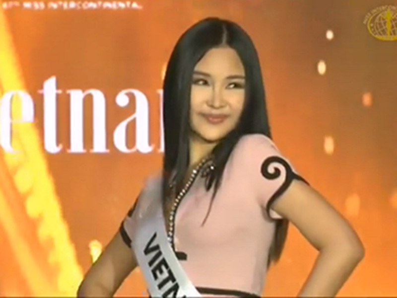 Khi tham gia Hoa hậu Liên lục địa, Lê Âu Ngân Anh có màn catwalk không được đánh giá cao. Ảnh: Zing