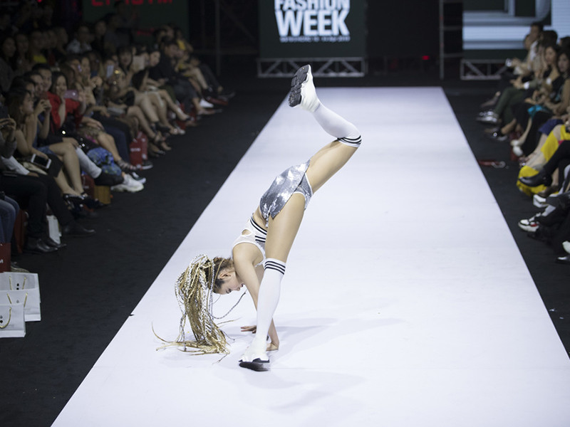 Làm vedette của một show diễn thời trang thuộc khuôn Tuần lễ thời trang quốc tế Việt Nam 2019, Minh Hằng nhào lộn được nửa vòng đã té nhào làm lộ cả nội y. Ảnh: Yan