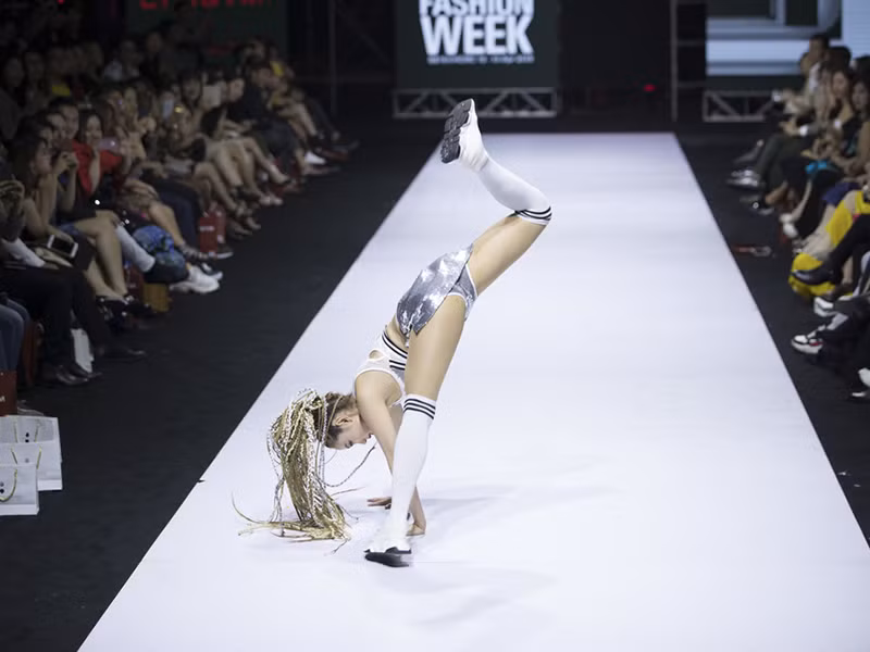 Làm vedette của một show diễn thời trang thuộc khuôn Tuần lễ thời trang quốc tế Việt Nam 2019, Minh Hằng nhào lộn được nửa vòng đã té nhào làm lộ cả nội y. Ảnh: Yan