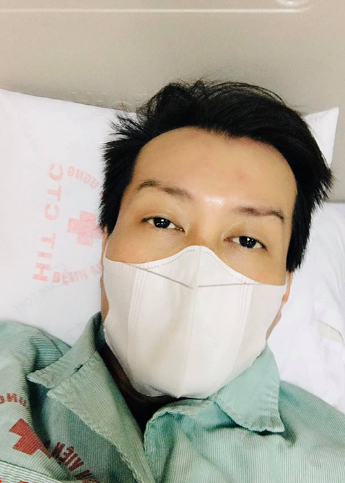 "Trong cơn mê sảng đó tôi nhận ra con tôi rất yêu nghề. Có lúc con nhìn tôi chỉ vào mặt bảo "Sao hát như thế?", có lúc lại kéo rèm che ở bệnh viện rồi bảo đó là micro, đòi kéo xuống để hát. Có lúc lại quát mấy người nằm cạnh là "mang cho tôi 7 bộ quần áo biểu diễn đi, sắp lên sân khấu rồi”, bố của nam ca sĩ tâm sự.