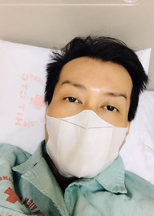 "Trong cơn mê sảng đó tôi nhận ra con tôi rất yêu nghề. Có lúc con nhìn tôi chỉ vào mặt bảo "Sao hát như thế?", có lúc lại kéo rèm che ở bệnh viện rồi bảo đó là micro, đòi kéo xuống để hát. Có lúc lại quát mấy người nằm cạnh là "mang cho tôi 7 bộ quần áo biểu diễn đi, sắp lên sân khấu rồi”, bố của nam ca sĩ tâm sự.