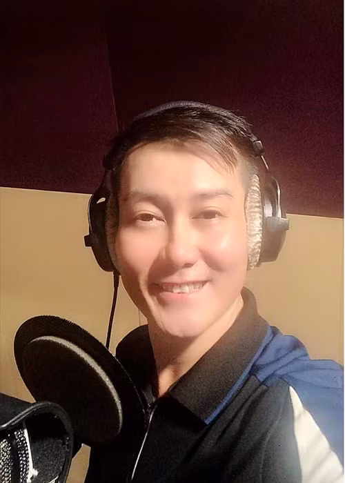 Theo Người đưa tin, từ nhỏ, Tuấn Phương đã có năng khiếu ca hát nên năm 10 tuổi anh được bố cho học âm nhạc.