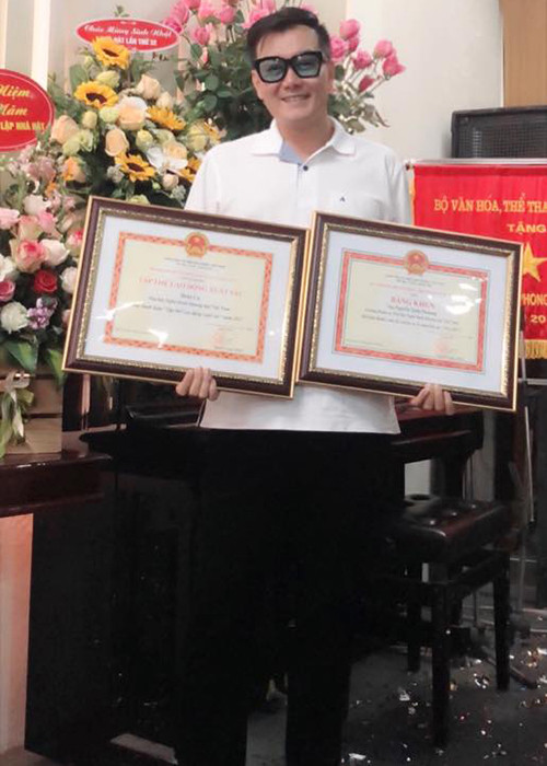 Theo Người lao động, nam ca sĩ từng giành huy chương bạc với tiết mục "Đôi chân trần" tại Liên hoan nghệ thuật ba nước Đông Dương năm 2007, huy chương vàng tại Hội diễn ca múa nhạc chuyên nghiệp đợt 1 năm 2009 với tiết mục "Son".