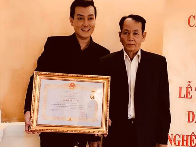 Năm 2018, Tuấn Phương được trao danh hiệu nghệ sĩ ưu tú.