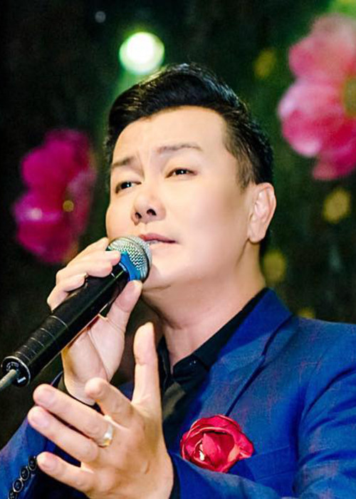 Năm 11 tuổi, Tuấn Phương giành giải nhất cuộc thi Âm nhạc Thiếu nhi toàn miền Bắc. Đến năm 1995, Tổng cục Chính trị tổ chức thi âm nhạc, anh đỗ đầu trong số 500 thí sinh.