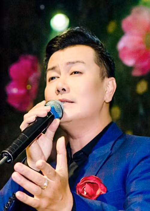 Năm 11 tuổi, Tuấn Phương giành giải nhất cuộc thi Âm nhạc Thiếu nhi toàn miền Bắc. Đến năm 1995, Tổng cục Chính trị tổ chức thi âm nhạc, anh đỗ đầu trong số 500 thí sinh.