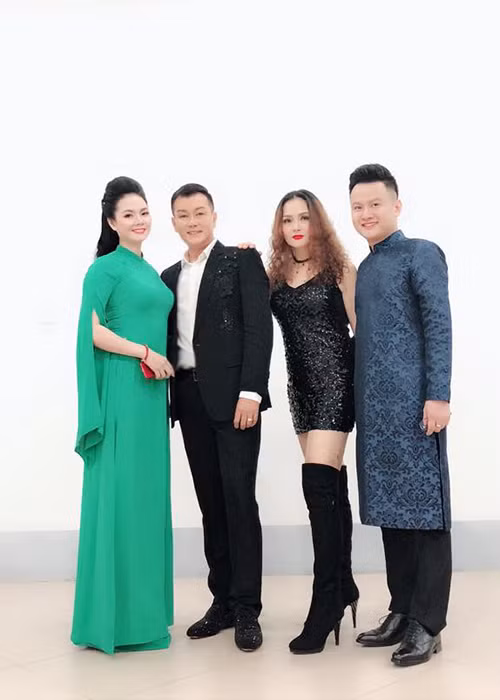 Tuấn Phương học thanh nhạc của trường Cao đẳng Nghệ thuật Hà Nội và được đặc cách tốt nghiệp sớm 2 năm. Sau khi tốt nghiệp, anh đầu quân cho đoàn ca múa Tổng cục Chính trị.