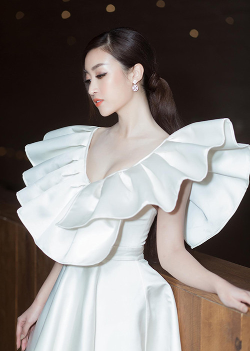 Sau khi trao lại vương miện, người đẹp chăm diện trang phục gợi cảm hơn trước.