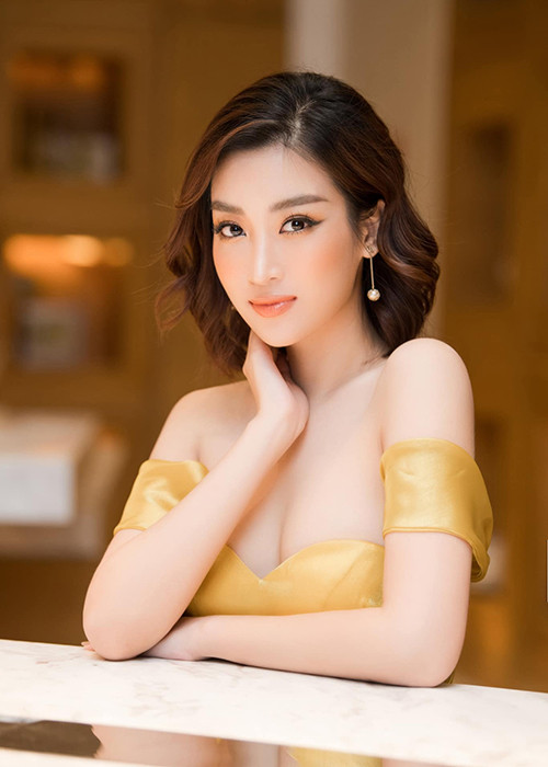 Cô chăm khoe vòng một căng đầy.