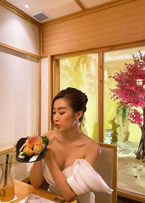 Ngoài đời, Mỹ Linh có những khoảnh khắc táo bạo hơn.