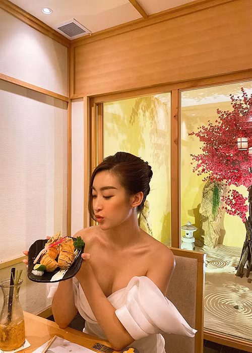 Ngoài đời, Mỹ Linh có những khoảnh khắc táo bạo hơn.