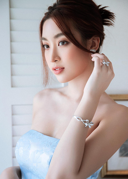 Người đẹp sinh năm 1996 được xem là nữ giám khảo Hoa hậu Việt Nam trẻ tuổi nhất.