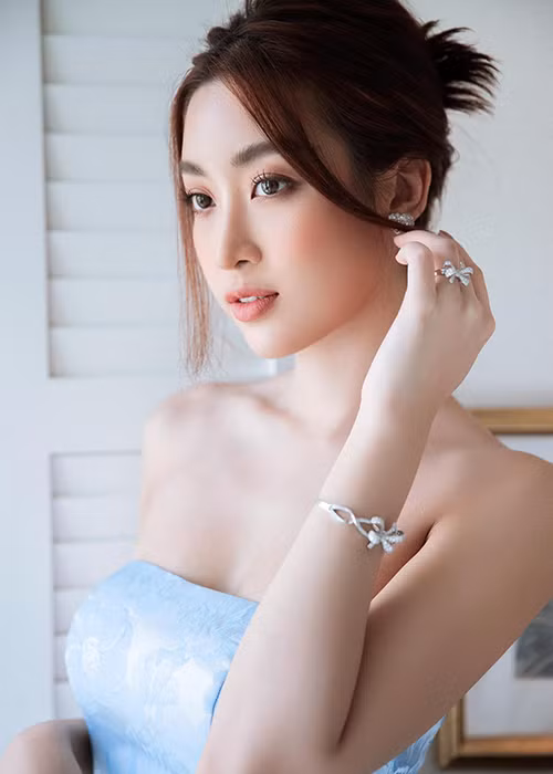 Người đẹp sinh năm 1996 được xem là nữ giám khảo Hoa hậu Việt Nam trẻ tuổi nhất.