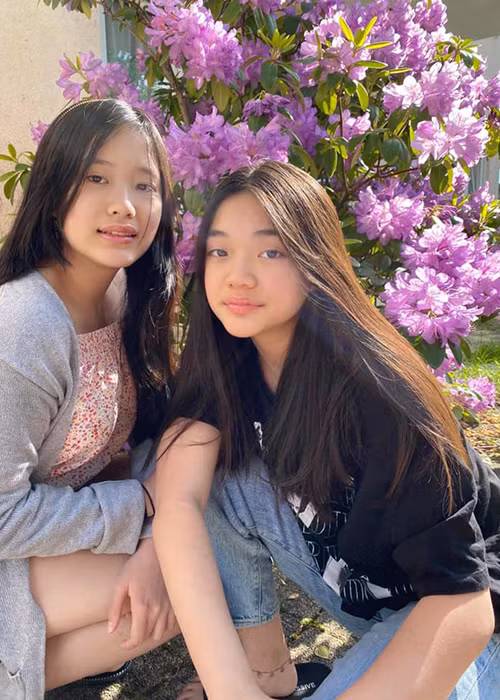 Janet và Jennifer - hai con gái của nữ ca sĩ Mỹ Lệ đều nói được 5 ngoại ngữ gồm: Anh, Đức, Pháp, Tây Ban Nha, Trung Quốc.