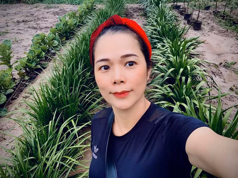 Ở tuổi 48, từng 3 lần sinh nở, Mỹ Lệ vẫn trẻ trung.