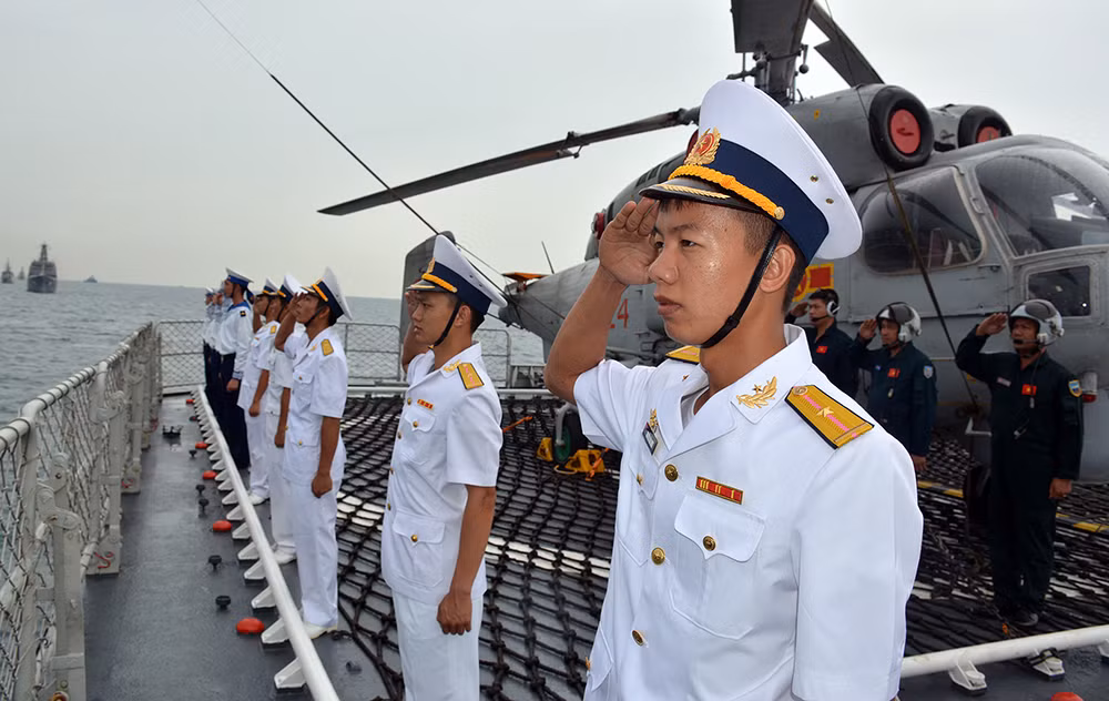 Cán bộ, chiến sĩ Tàu 012 chào tàu chỉ huy Hải quân Hoàng gia Thái Lan. Nguồn ảnh: Hải quân Việt Nam.