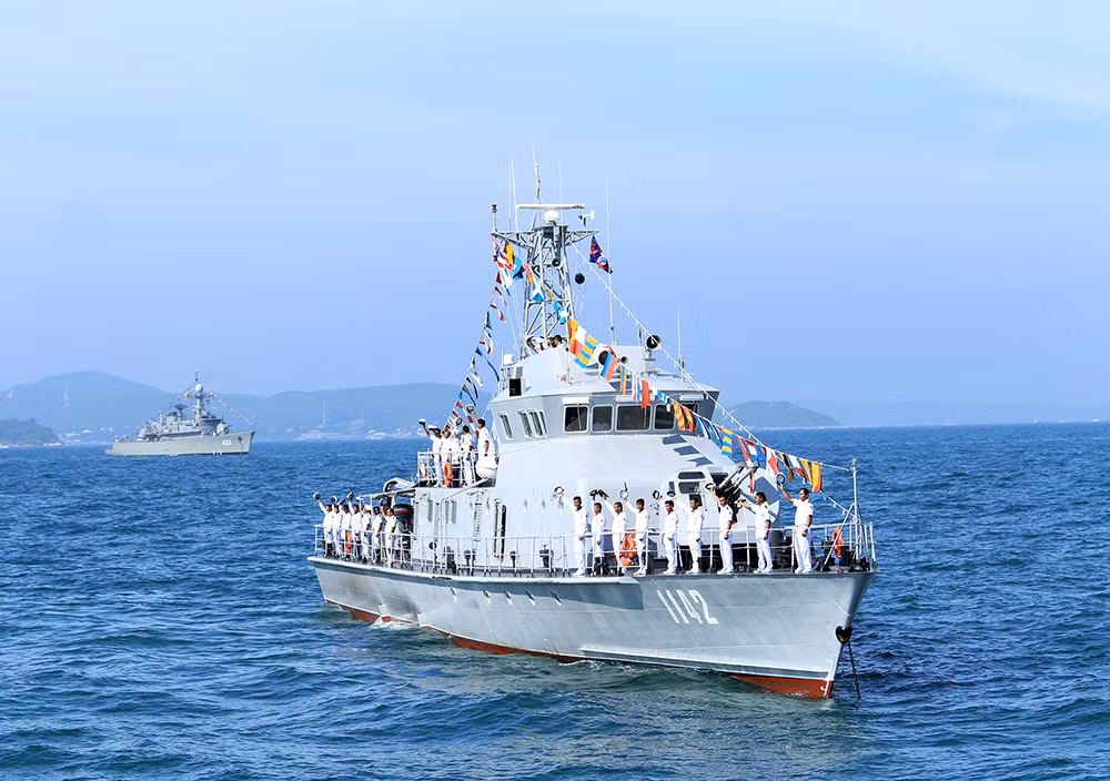 Thủy thủ đoàn Tàu 1142-Koh Kras của Hải quân Hoàng gia Cam-pu-chia. Nguồn ảnh: Hải quân Việt Nam.