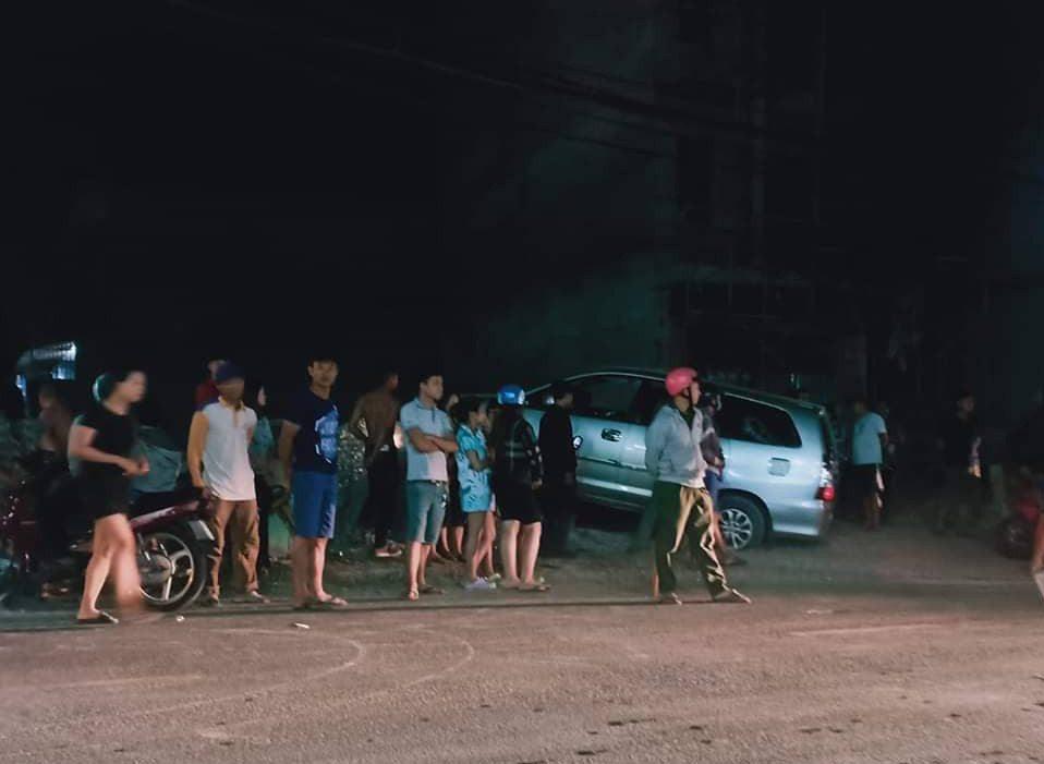 Trên xe người đàn ông bị súng bắn xuyên tim có chứa thuốc lá lậu và dao tự chế - Hình 2 Tren xe nguoi dan ong bi sung ban xuyen tim co chua thuoc la lau va dao tu che-Hinh-2