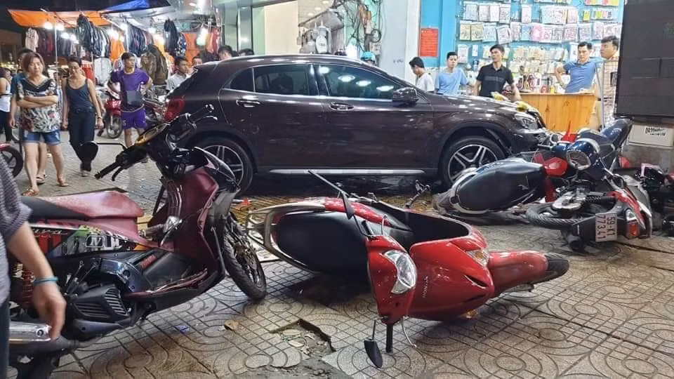 Loi khai nguoi phu nu lai xe dien Mercedes gay tai nan lien hoan o Sai Gon?