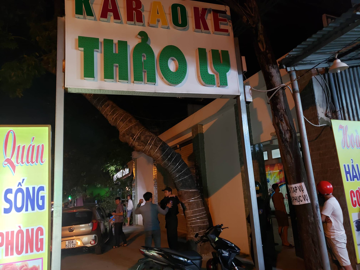 Công an Đồng Nai đột kích quán karaoke phát hiện nhiều "dân chơi" đang phê ma túy Cong an Dong Nai dot kich quan karaoke phat hien nhieu