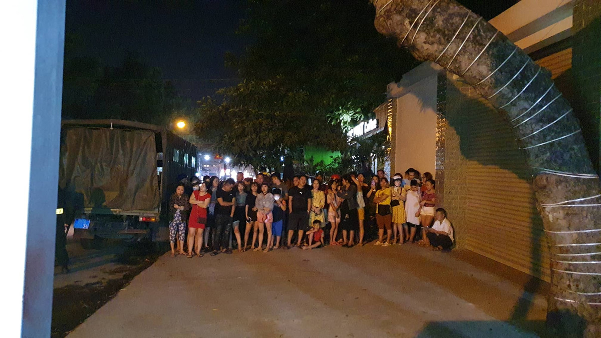 Công an Đồng Nai đột kích quán karaoke phát hiện nhiều "dân chơi" đang phê ma túy - Hình 3 Cong an Dong Nai dot kich quan karaoke phat hien nhieu