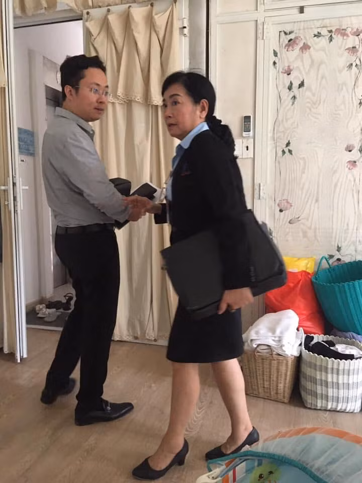 Thẩm phán bị tố bắt cóc trẻ em: Bà Thảo than mất hàng trăm triệu đồng - Hình 4 Tham phan bi to bat coc tre em: Ba Thao than mat hang tram trieu dong-Hinh-4