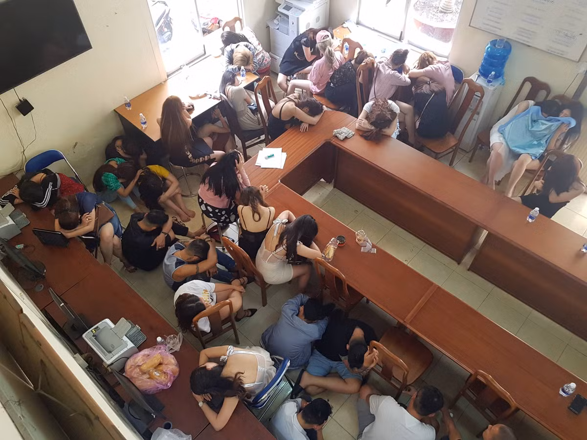 Tam giu Viet kieu My chu bar 030X8 va 15 nguoi vu 300 dan choi bay lac-Hinh-2