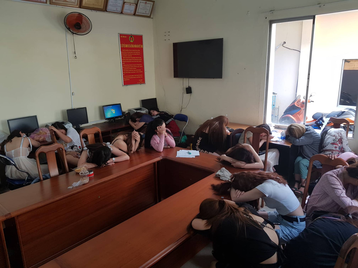 Tạm giữ Việt kiều Mỹ chủ bar 030X8 và 15 người vụ 300 dân chơi bay lắc - Hình 5 Tam giu Viet kieu My chu bar 030X8 va 15 nguoi vu 300 dan choi bay lac-Hinh-5