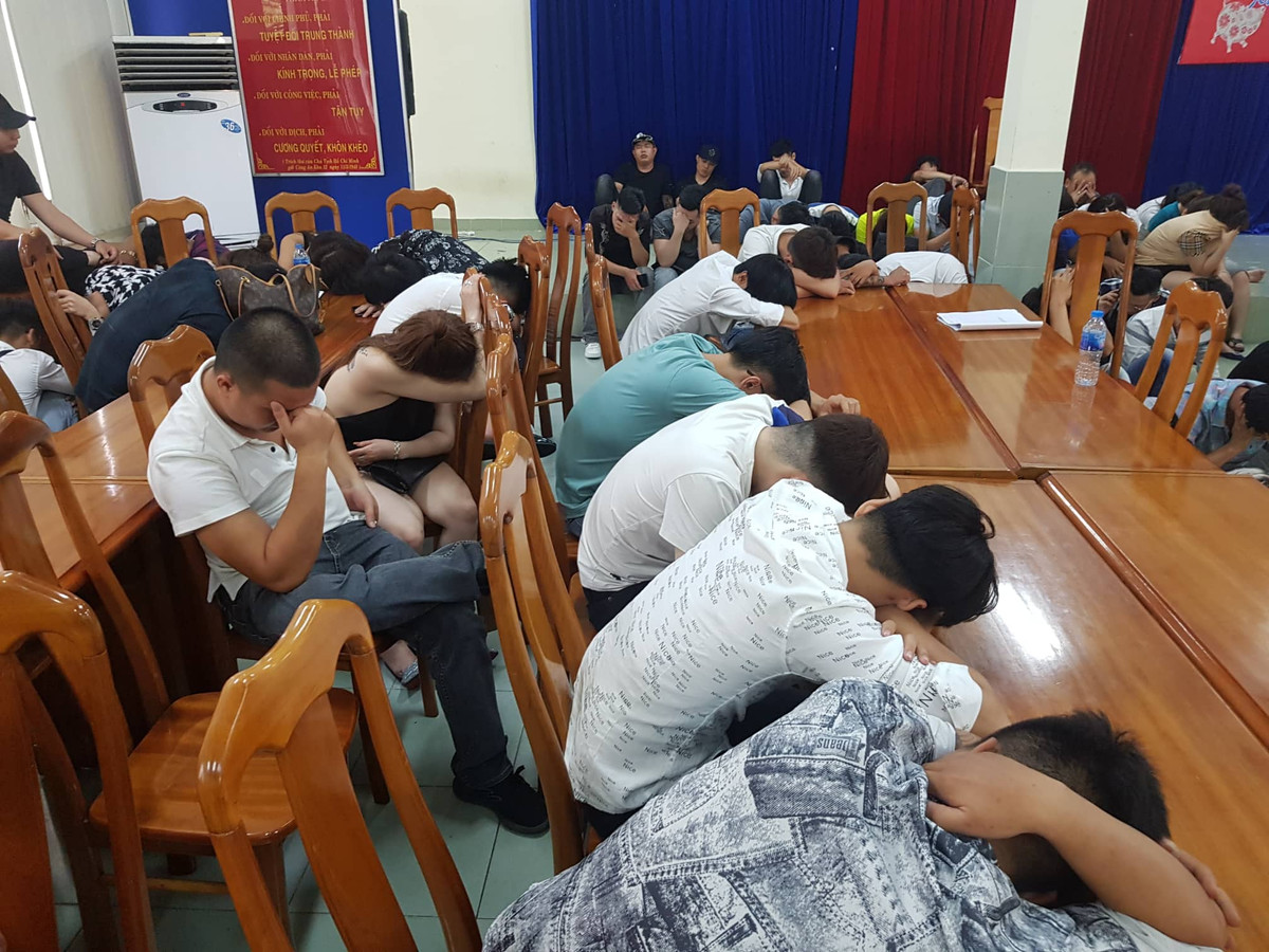 Tạm giữ Việt kiều Mỹ chủ bar 030X8 và 15 người vụ 300 dân chơi bay lắc - Hình 3 Tam giu Viet kieu My chu bar 030X8 va 15 nguoi vu 300 dan choi bay lac-Hinh-3