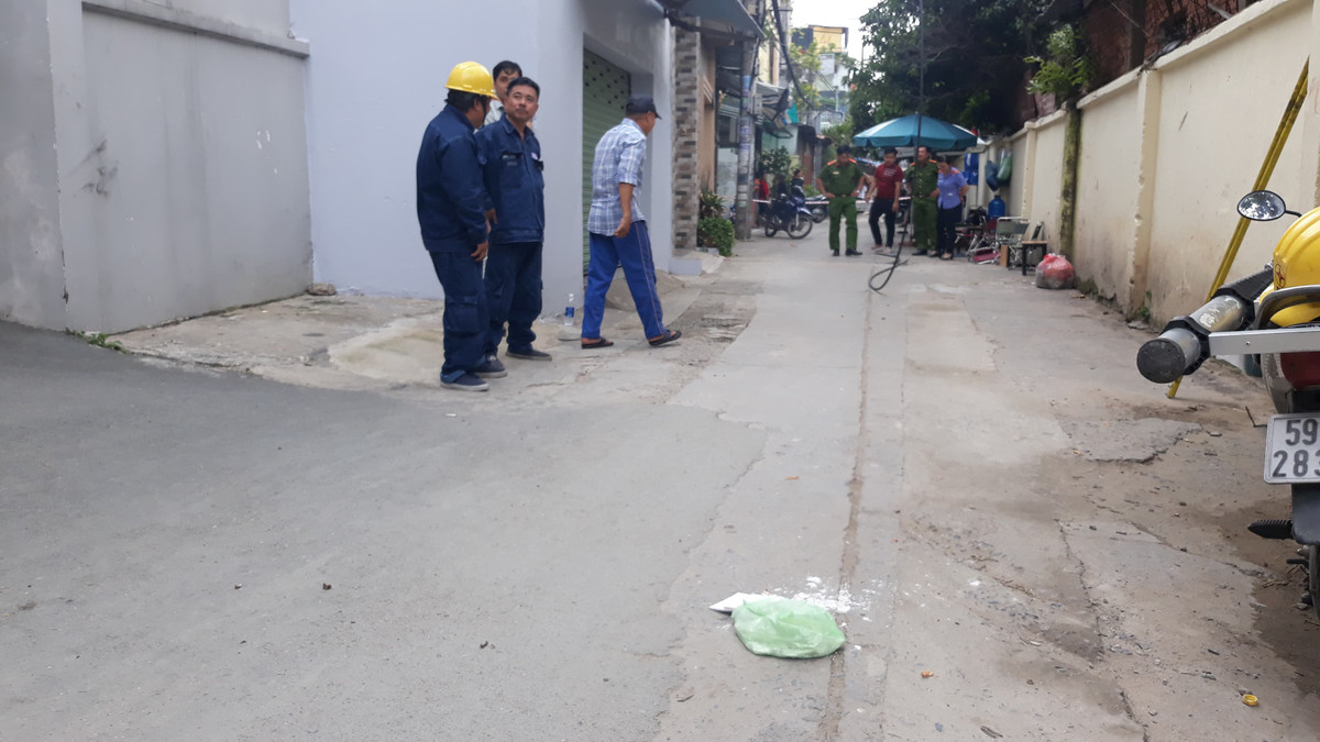 TP HCM: Ngồi vỉa hè bị dây điện rơi trúng người tử vong TP HCM: Ngoi via he bi day dien roi trung nguoi tu vong