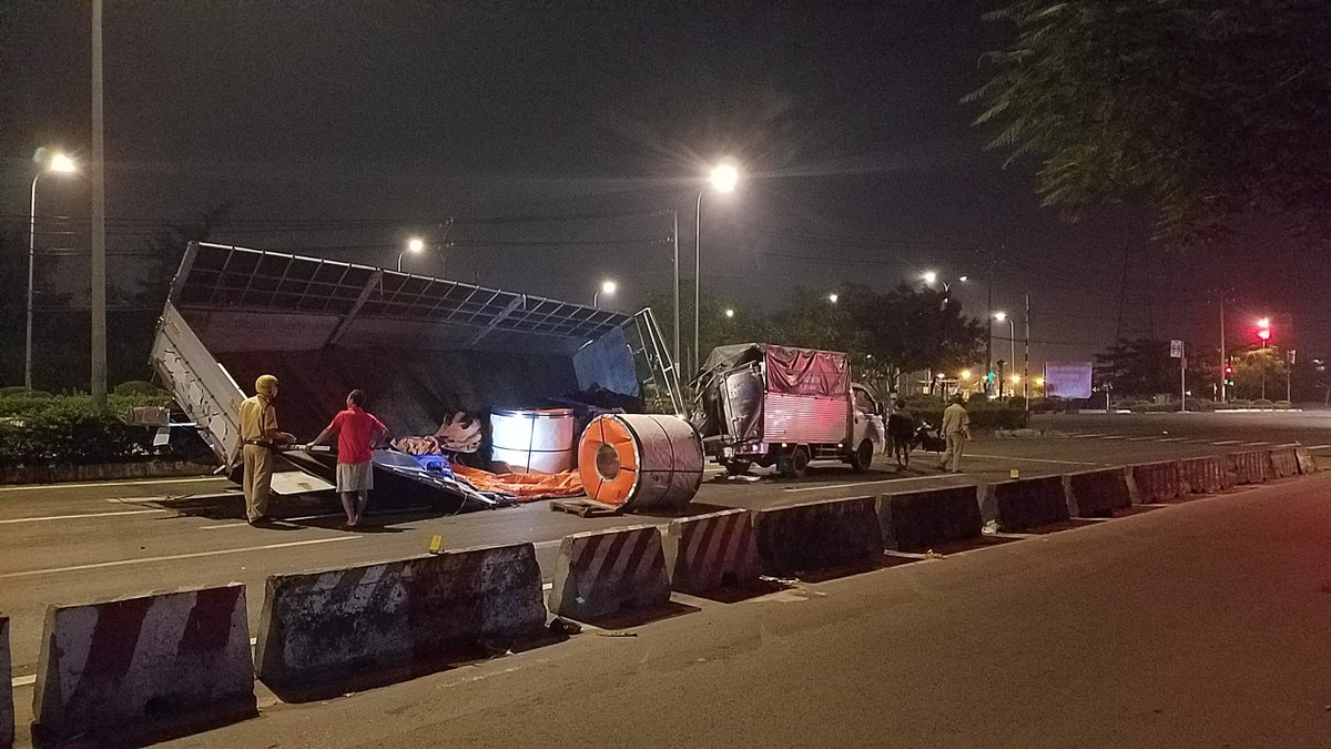 Ba cuộn thép hàng chục tấn rơi xuống đè bẹp xe tải, 2 vợ chồng thoát chết ngoạn mục - Hình 2 Ba cuon thep hang chuc tan roi xuong de bep xe tai, 2 vo chong thoat chet ngoan muc-Hinh-2