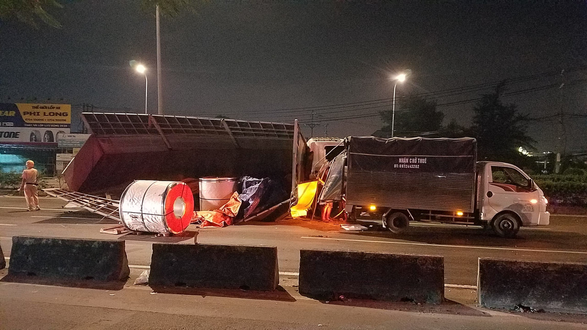 Ba cuộn thép hàng chục tấn rơi xuống đè bẹp xe tải, 2 vợ chồng thoát chết ngoạn mục Ba cuon thep hang chuc tan roi xuong de bep xe tai, 2 vo chong thoat chet ngoan muc