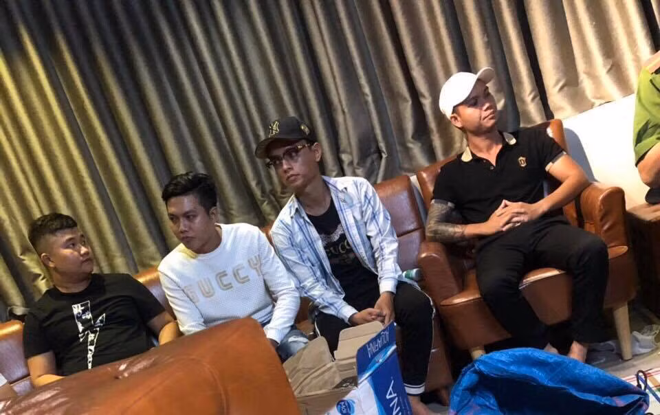 Tiệc ma tuý của nhóm dân chơi trong quán cà phê ở trung tâm Sài Gòn - Hình 3 Tiec ma tuy cua nhom dan choi trong quan ca phe o trung tam Sai Gon-Hinh-3