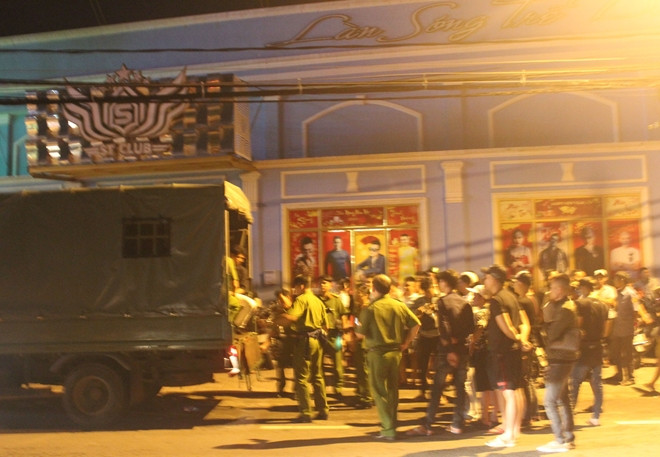 Dân chơi xăm trổ rủ nhau tháo chạy khi công an ập vào quán bar lúc nửa đêm Dan choi xam tro ru nhau thao chay khi cong an ap vao quan bar luc nua dem