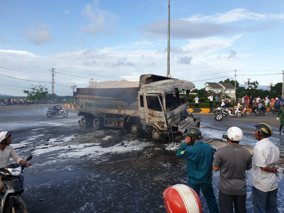 Tài xế và phụ xe kẹt trong cabin ô tô bốc cháy - Hình 2 Tai xe va phu xe ket trong cabin o to boc chay-Hinh-2