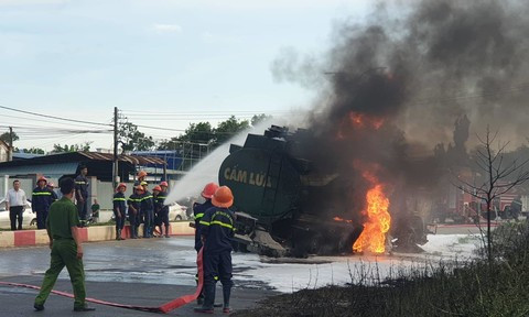 Tài xế và phụ xe kẹt trong cabin ô tô bốc cháy Tai xe va phu xe ket trong cabin o to boc chay