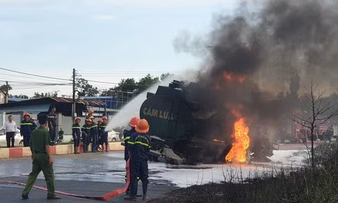 Tai xe va phu xe ket trong cabin o to boc chay