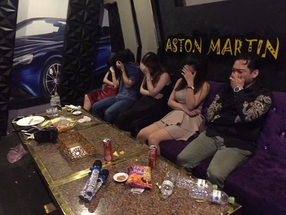 Hang chuc co gai cung ban be mo tiec ma tuy trong quan karaoke