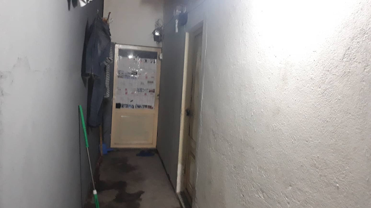 Thanh niên chết với vết thương thấu ngực nghi do 2 người bạn cùng phòng ra tay Thanh nien chet voi vet thuong thau nguc nghi do 2 nguoi ban cung phong ra tay